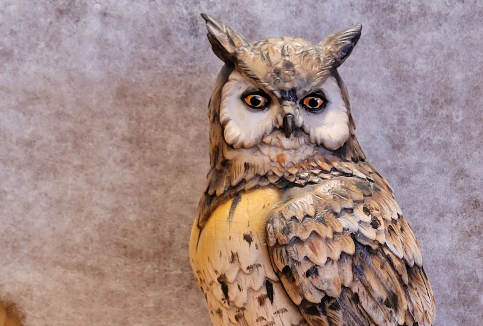 Gufo in legno dipinto